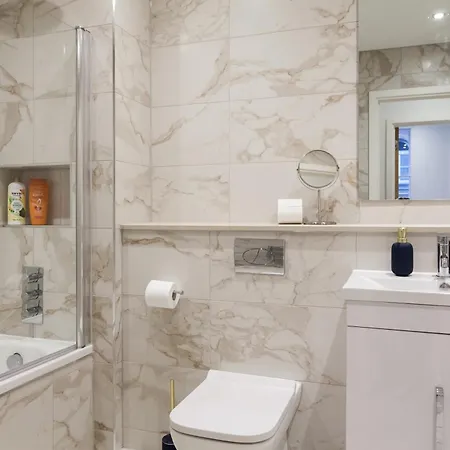 Grand Flat - 2-bedrooms - Sleeps 8 - Perfect For Families - Contractors - Professionals - Long Rates Available * Leeds (West Yorkshire)