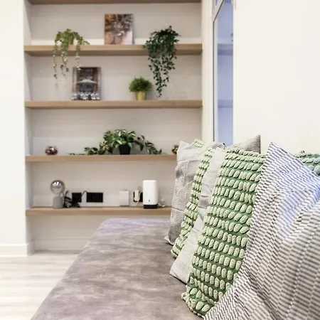 Grand Flat - 2-bedrooms - Sleeps 8 - Perfect For Families - Contractors - Professionals - Long Rates Available