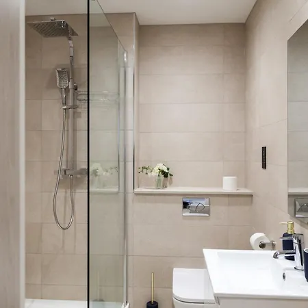 Grand Flat - 2-bedrooms - Sleeps 8 - Perfect For Families - Contractors - Professionals - Long Rates Available * Leeds (West Yorkshire)