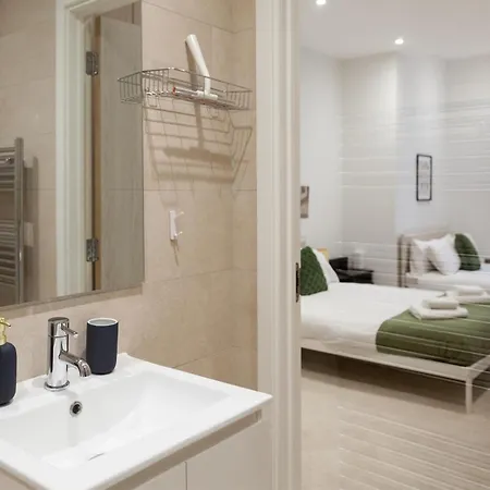 Apartment Grand Flat - 2-bedrooms - Sleeps 8 - Perfect For Families - Contractors - Professionals - Long Rates Available