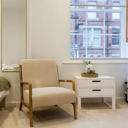 Grand Flat - 2-bedrooms - Sleeps 8 - Perfect For Families - Contractors - Professionals - Long Rates Available * Leeds (West Yorkshire)
