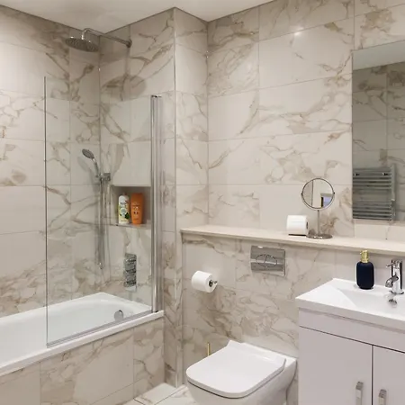 דירה Grand Central Flat - Perfect For Families - Contractors - Professionals - Long Stay Rates Available