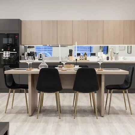 Grand Flat - 2-bedrooms - Sleeps 8 - Perfect For Families - Contractors - Professionals - Long Rates Available