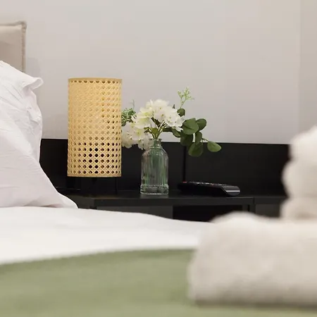 Grand Flat - 2-bedrooms - Sleeps 8 - Perfect For Families - Contractors - Professionals - Long Rates Available *