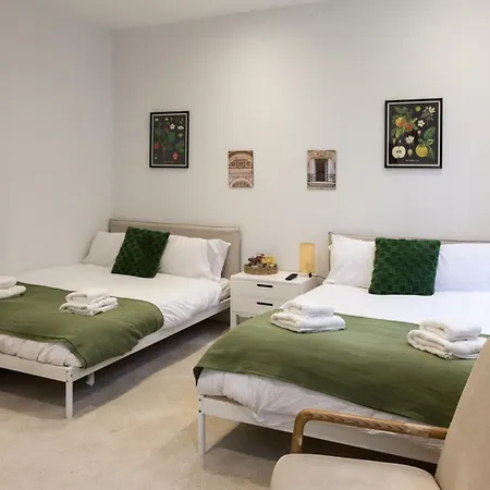 Grand Flat - 2-bedrooms - Sleeps 8 - Perfect For Families - Contractors - Professionals - Long Rates Available Leeds (West Yorkshire)
