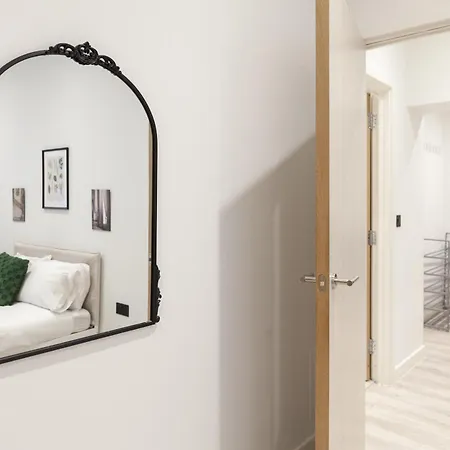 Grand Flat - 2-bedrooms - Sleeps 8 - Perfect For Families - Contractors - Professionals - Long Rates Available *