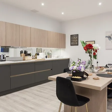 Apartment Grand Flat - 2-bedrooms - Sleeps 8 - Perfect For Families - Contractors - Professionals - Long Rates Available *
