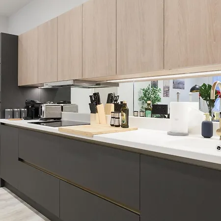 Grand Flat - 2-bedrooms - Sleeps 8 - Perfect For Families - Contractors - Professionals - Long Rates Available Apartment *