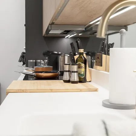 Apartment Grand Flat - 2-bedrooms - Sleeps 8 - Perfect For Families - Contractors - Professionals - Long Rates Available *