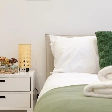 Grand Flat - 2-bedrooms - Sleeps 8 - Perfect For Families - Contractors - Professionals - Long Rates Available Apartment