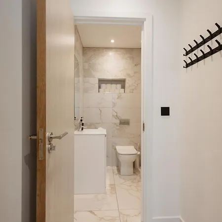 דירה Grand Central Flat - Perfect For Families - Contractors - Professionals - Long Stay Rates Available *