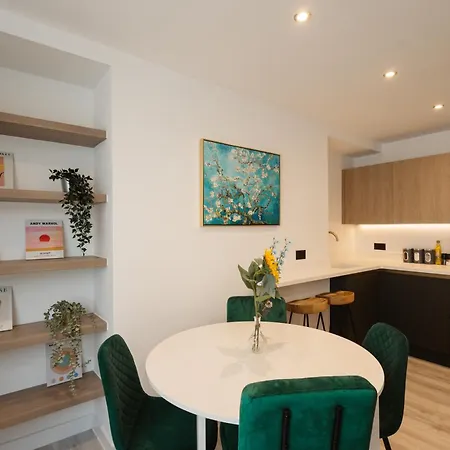 Grand Central Flat - Perfect For Families - Contractors - Professionals - Long Stay Rates Available דירה